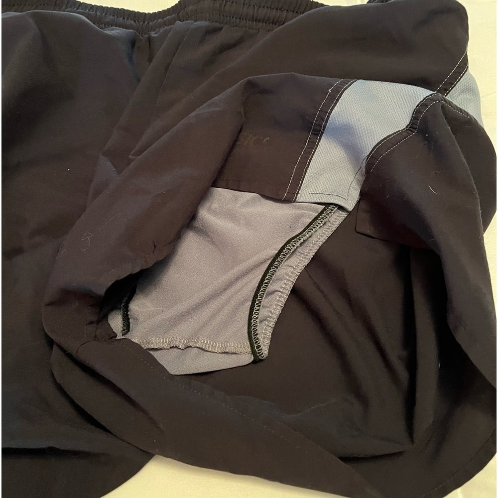ASICS/men’s athletic shorts, M, black & gray - Picture 4 of 5